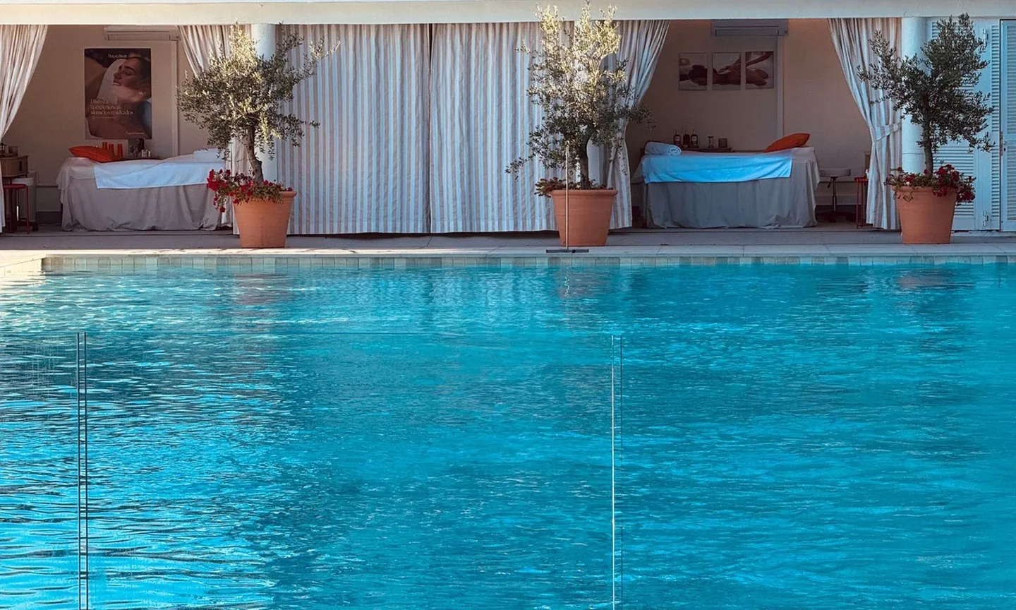 Piscina con las cabinas de masaje al fondo